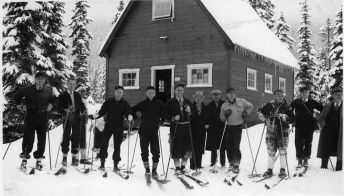 Skiers at Snoqualmie Pass, Washington (1938). Courtesy of Seattle Municipal Archives (Wikimedia Commons).