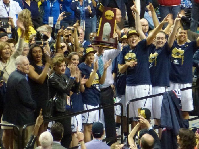 UConn_team_with_championship_trophy_2014